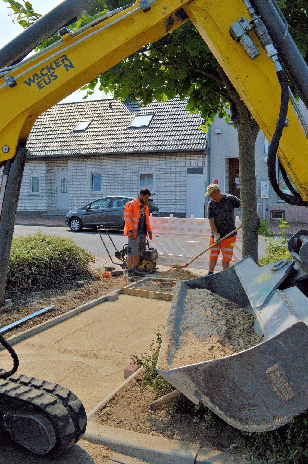 Der neue Weg entsteht: Kunden eines Supermarktes müssen jetzt nicht mehr ausschließlich die breite Fahrzeug-Zufahrt nutzen.
