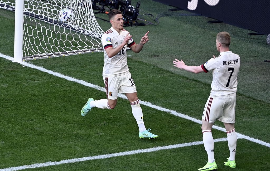 Belgiens Thorgan Hazard (l) und sein Teamkollege Kevin De Bruyne feiern den Treffer zum 1:1-Ausgleich.