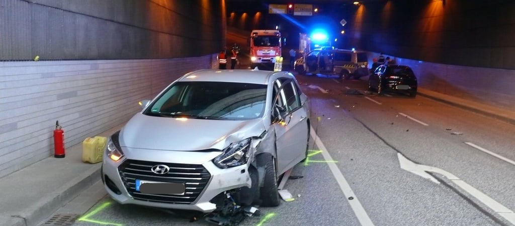 Der Hyundai des alkolholisierten Unfallverursachers und ein VW "Bulli" der Polizei mussten nach der Kollision im Wernigeröder Altstadtkreisel abgeschleppt werden.