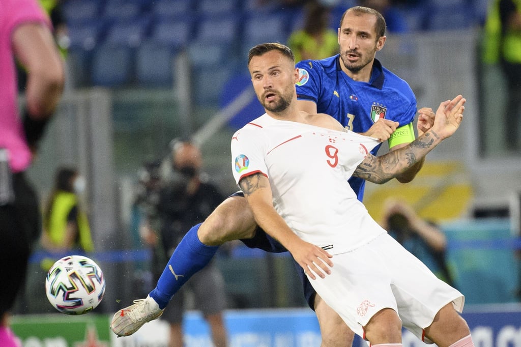 Verletzte sich früh im Spiel gegen die Schweiz: Giorgio Chiellini (r).
