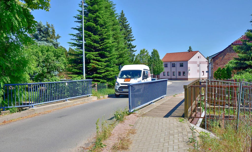 Die Brücke in der Meinsdorfer Lindenstraße wird abgerissen, wenn hier eine Fischtreppe entsteht, und wird dann neu gebaut.