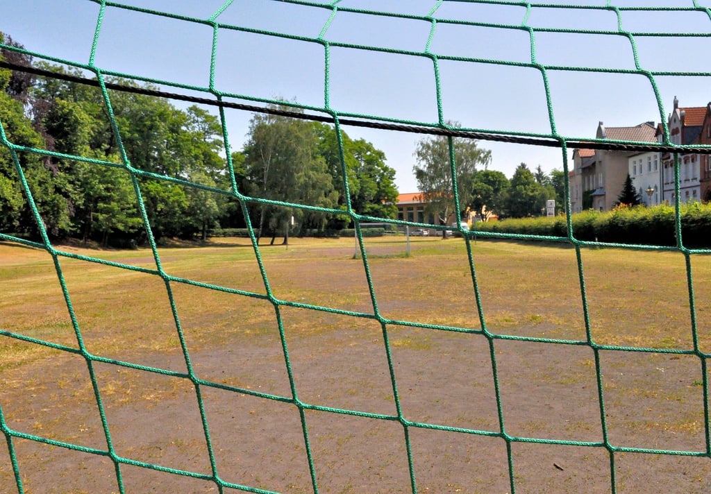 Der Harbig-Sportplatz in Gardelegen. Erbaut Anfang der 1950er Jahre wurde er viele Jahre auch für den Schulsport genutzt. Ein Sportplatz ist die Anlage heute allerdings nicht mehr. Jetzt wird die Weitsprunganlage aus Gründen der Verkehrssicherheit zurückgebaut.