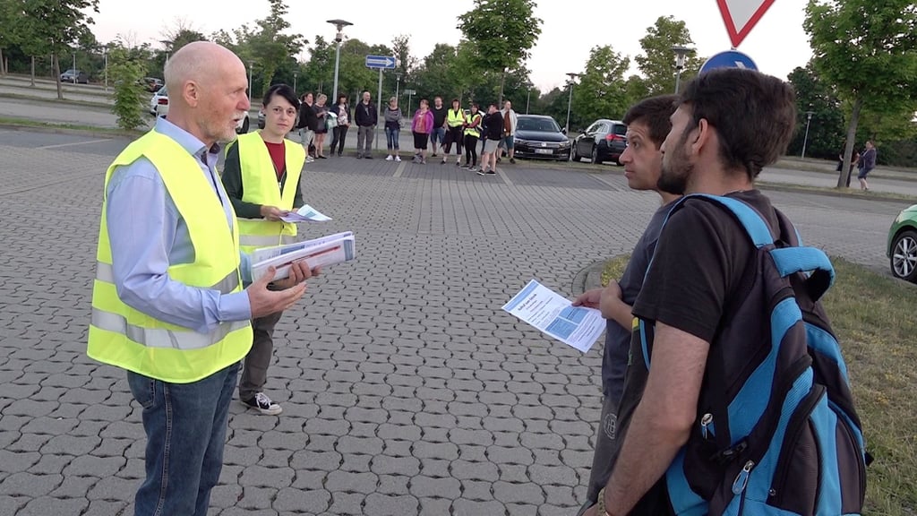 Verdi-Verhandlungsführer Jörg Lauenroth-Mago (links) spricht mit Hermes-Mitarbeitern.