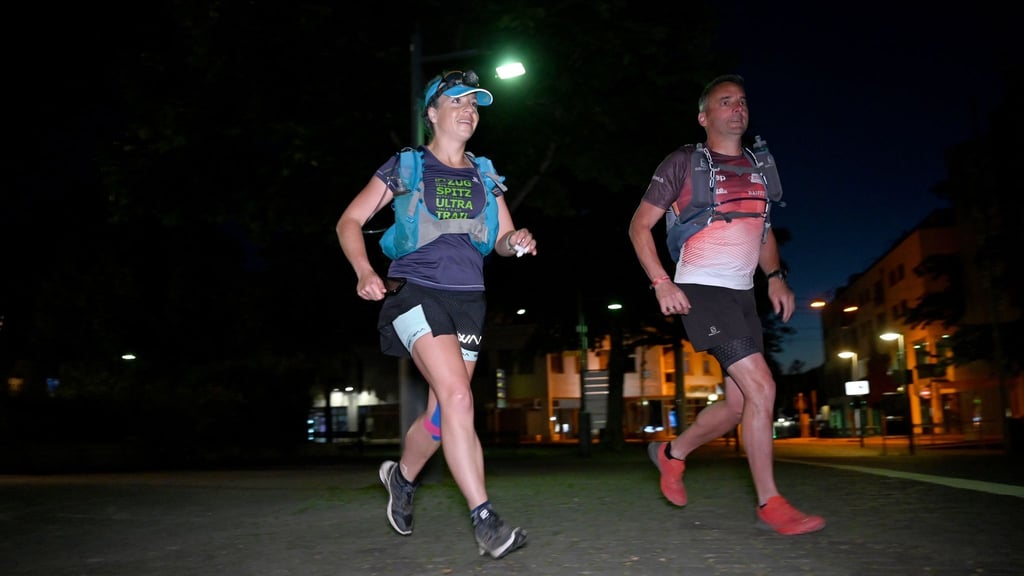 Die Extremsportlerin Steffi Saul (l) startet mit ihrem Mitläufer Erwin Bauer (r) einen 250-km-Spendenlauf.