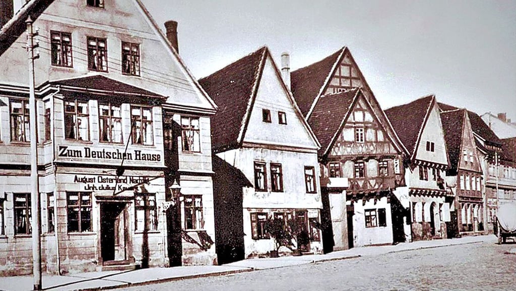 Der nördliche Teil vom Fischmarkt mit dem Gasthaus Zum Deutschen Haus und dem Wirtshaus mit Brauerei Braustübl.