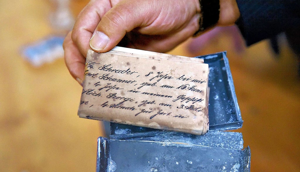 Botschaften aus der Vergangenheit - in altdeutscher Schrift.