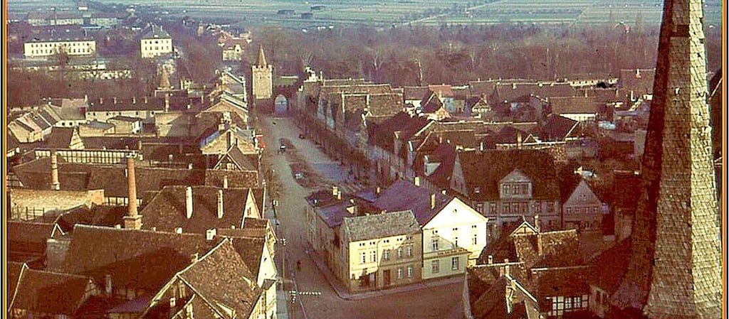 Eine Farbaufnahme vom Nicolaikirchturm aufgenommen. Im Vordergrund ein Teil des Fischmarkts im Jahre 1942, der 1945 zerstört wurde.