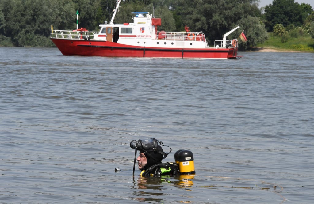 Mit Tauchern, Hubschraubern und Rettungsbooten wird im Rhein nach den zwei vermissten Mädchen gesucht.