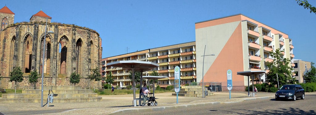 Ein Blick aus Richtung der Kirche St. Trinitatis auf St. Nicolai und den Plattenbauten am Fischmarkt. Am rechten Bildrand noch zu erkennen, die Außenstelle der Landkreisverwaltung.