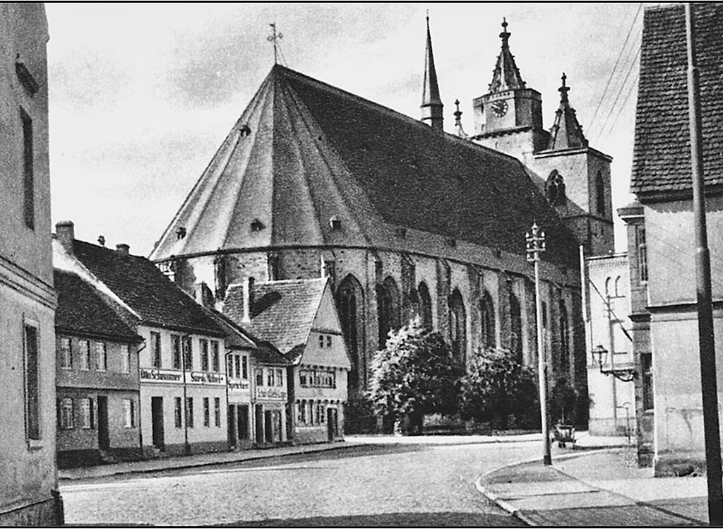 Der Fischmarkt im Jahre 1930. An der rechten Ecke befand sich die Mädchenmittelschule, die nur mit einer Hausecke zu sehen ist.