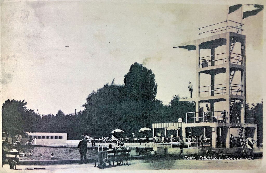 Die 1923 gelaufene Karte zeigt das Sommerbad mit dem Zehn-Meter-Sprungturm.
