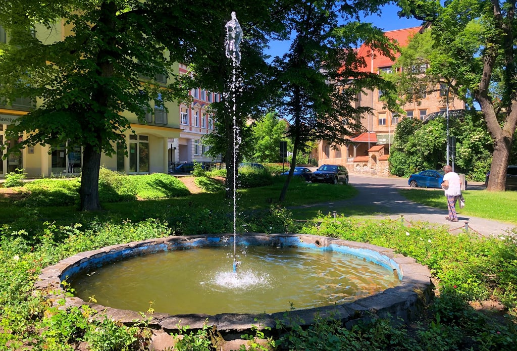 Unter alten Bäumen, von Bänken umgeben, plätschert es am Kalktor in Zeitz tatsächlich. Trotz des kaputten Beckens ist es eine beliebte Anlage.
