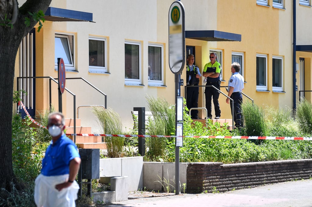 Espelkamp: Der Täter befinde sich noch auf der Flucht, sagte ein Polizeisprecher der Deutschen Presse-Agentur am Donnerstag