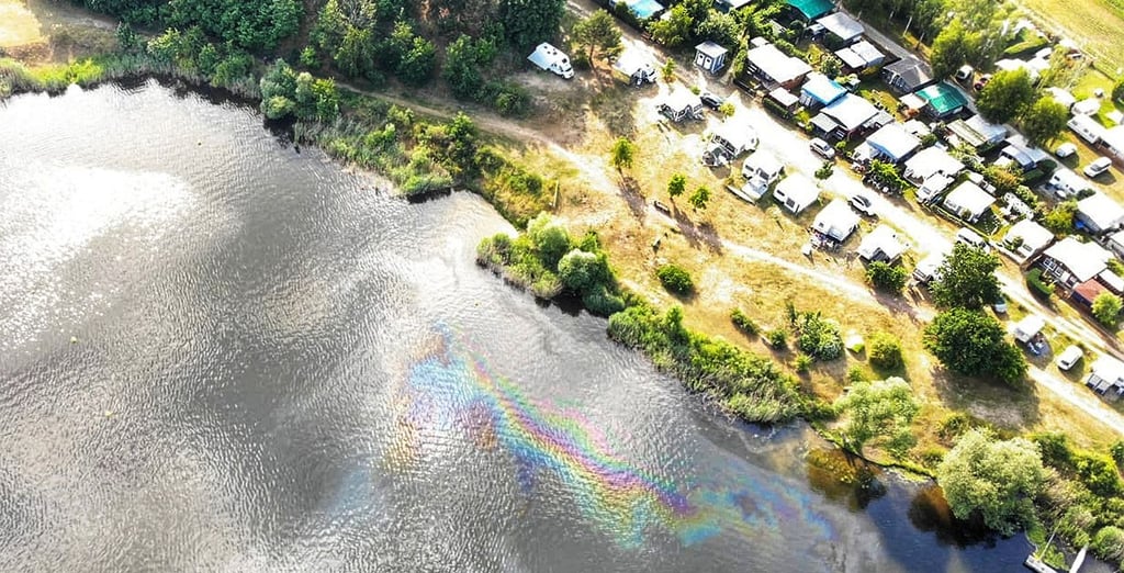 Selbst aus der Luft kann man sehen, in welchen Ausmaß Kraftstoff und Öl in den See gelaufen sind. ein Polizeihubschrauber hat das mit der Kamera dokumentiert.