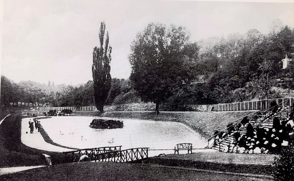 1936 wurde der Schwanenteich angelegt.
