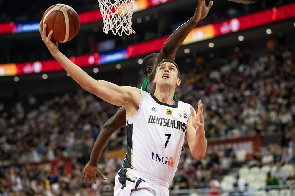 Deutschlands Johannes Voigtmann zieht mit dem Ball zum Korb.
