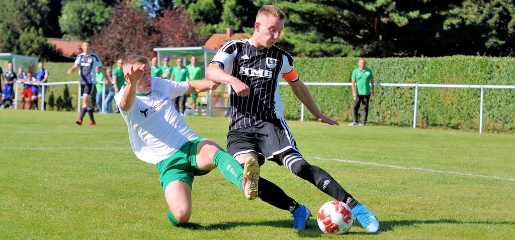 Darlingerodes Kapitän Florian Festerling (rechts) kämpft mit seinen Mitspielern in der kommenden Saison in der Landesklasse 4 um Punkte. Trainer Karsten Heindorf sieht eine sehr attrraktive Staffel.