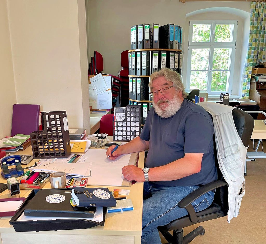 Pfarrer Uwe Hoff im Büro der Kirchgemeinde in Großkorbetha. Er sieht seinem bevorstehenden Ruhestand gelassen entgegen.