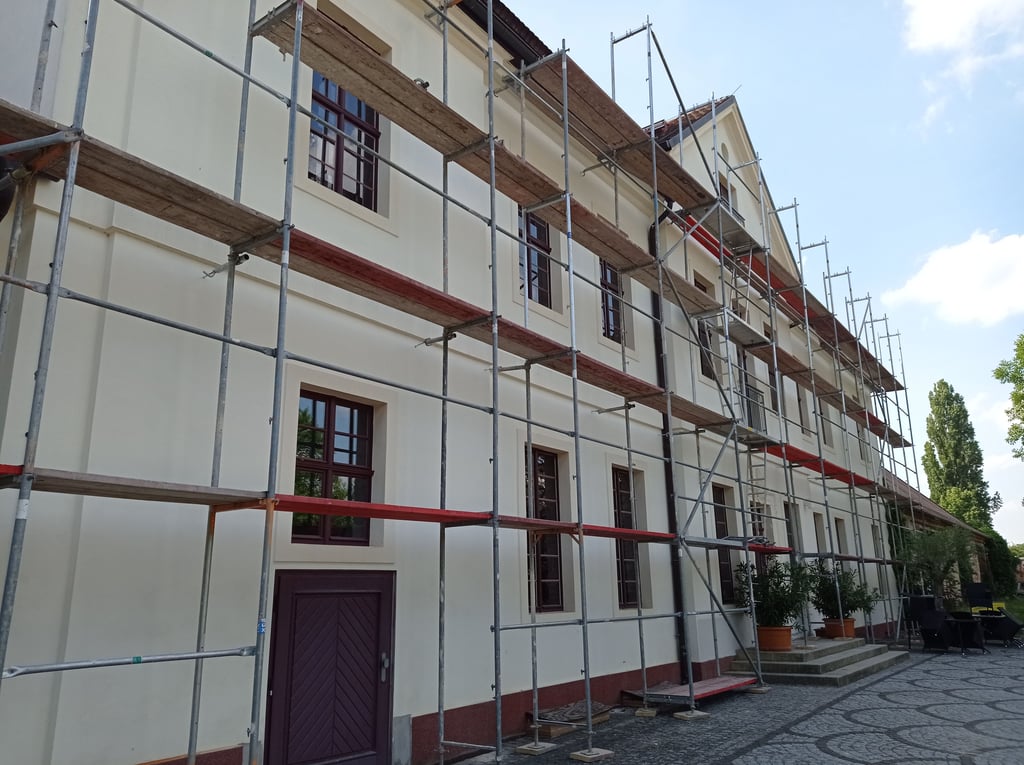 Das Gerüst steht. In der kommenden Woche beginnen die Sanierungsarbeiten am Dach des Kavaliershauses in Pietzpuhl. Hier werden Feuchtigkeitsschäden beseitigt.