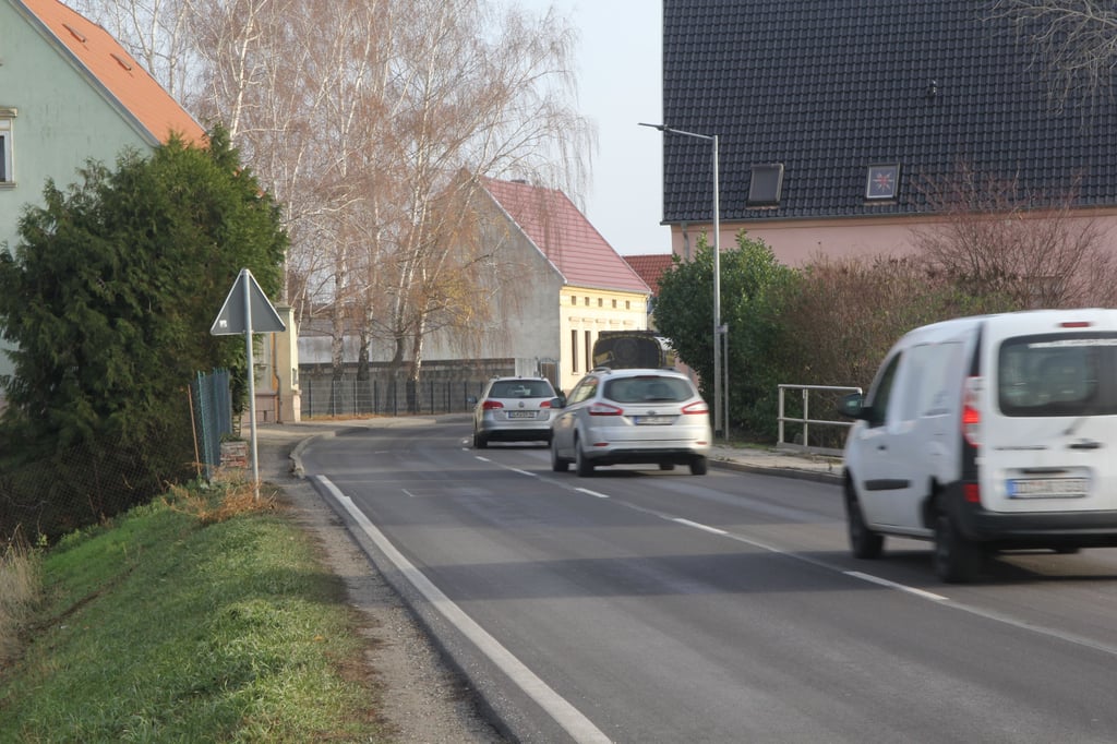 Bei der kommenden Lärmkartierung im nächsten Jahr will die Stadt auch den Ortsteil Schwarz betrachten. Auf einer Länge von rund 600 Meter soll hier der Fahrzeugverkehr mit seinen Auswirkungen auf die Anwohner näher untersucht werden. Foto:Thomas Höfs