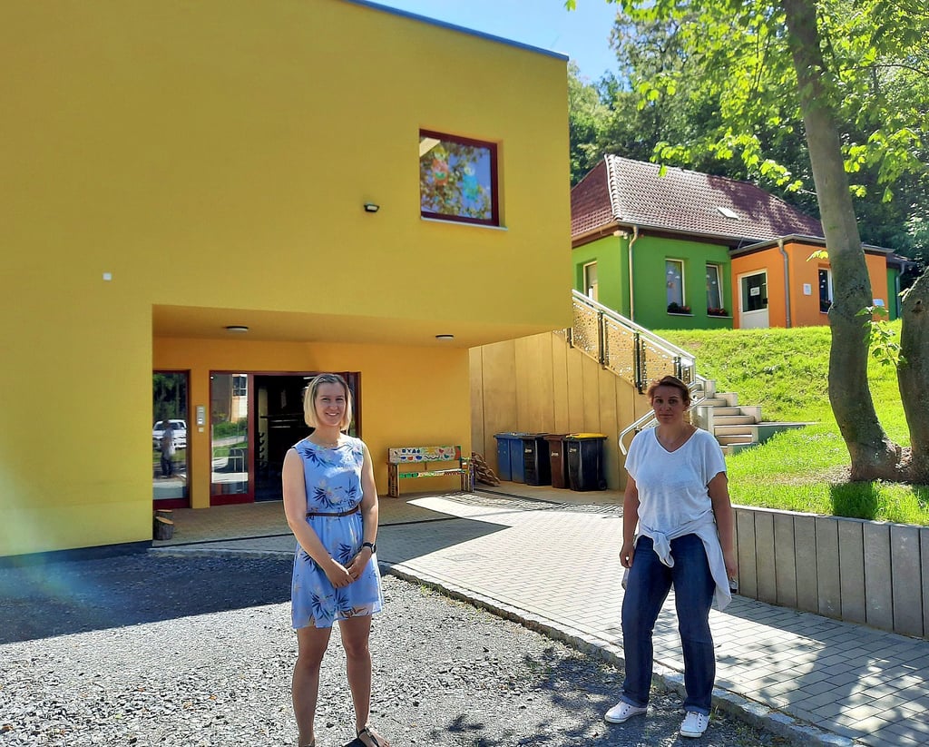 Hortleiterin Franziska Reiche (l.) und Sandra Kittler von der Stadtverwaltung freuen sich über das neue Hortgebäude am Teucherner Schützenplatz.