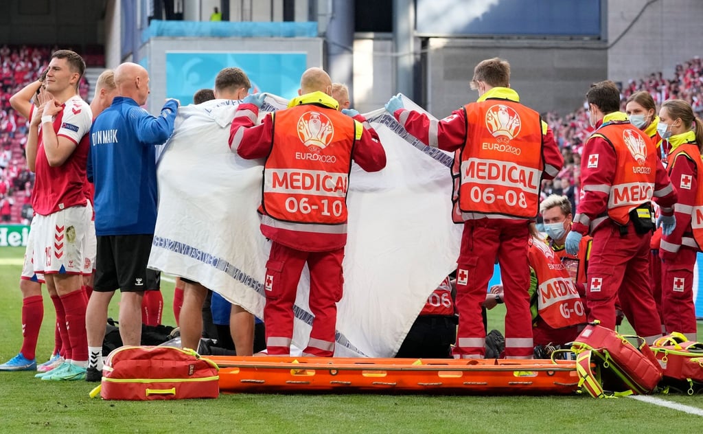 Dänemarks Christian Eriksen war auf dem Rasen zusammengebrochen, sofort herbeigerufene Helfer führten lebensrettende Maßnahmen aus.