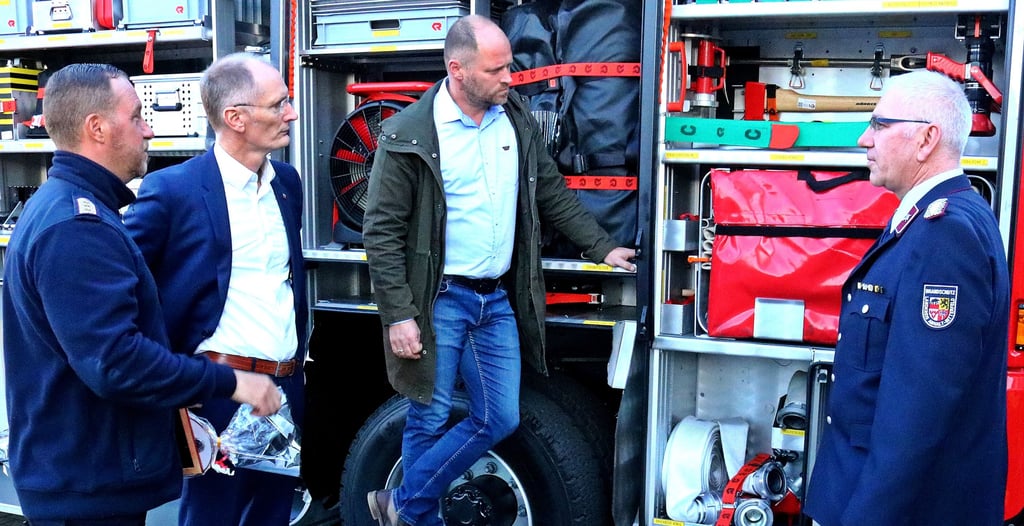 Ortswehrleiter Steffen Schneider, Andreas Dittmann, Thomas Sanftenberg, Sachgebietsleiter Brandschutz und Kreisbrandmeister Heiko Bergfeld (v.l.) stellen 2018 ein neues Einsatzfahrzeug in Dienst. Kosten: 385 000 Euro. Die Hälfte der Summe waren Fördermittel des Landes, ohne die solche Investitionen schwer zu stemmen sind.