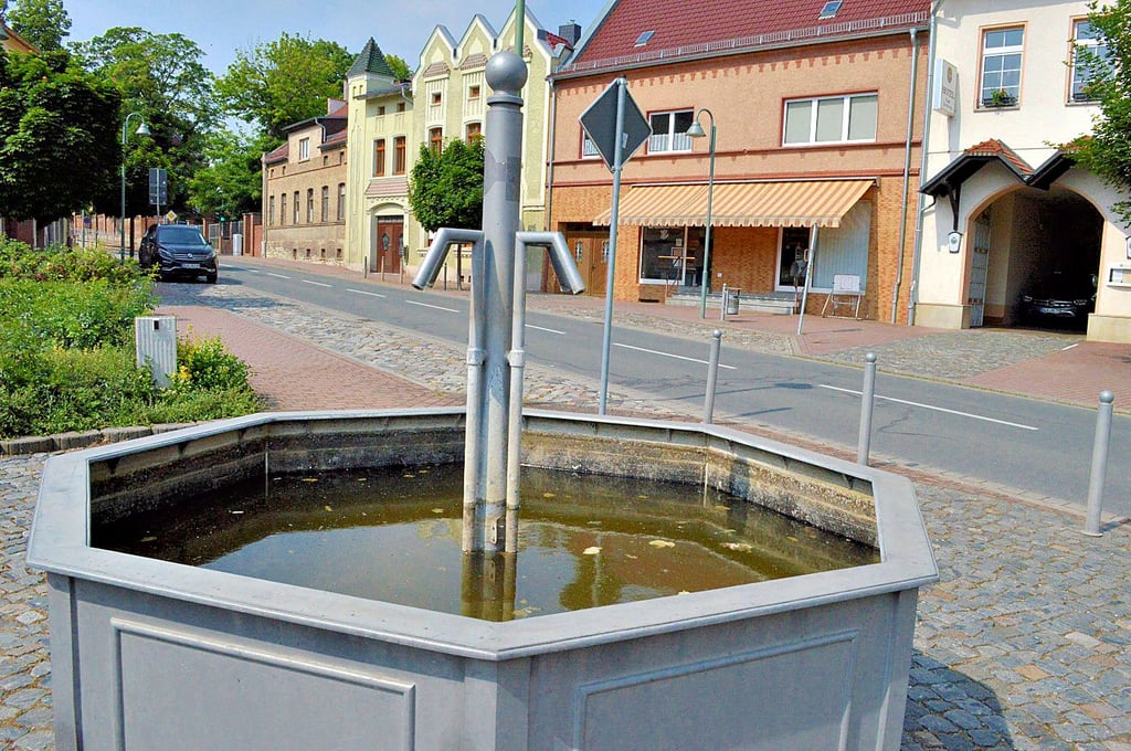 Das Becken des Brunnen wurde vor einigen Wochen befüllt. Allerdings sprudelt das Wasser nicht aus den Hähnen.