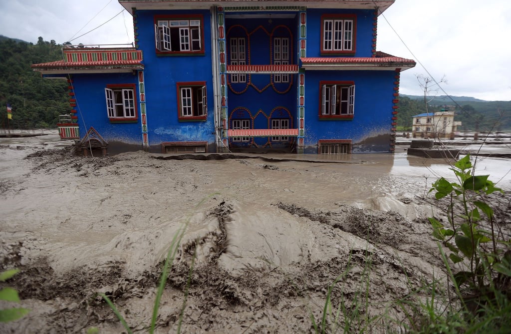 Ein teilweise überschwemmtes Haus in Sindhupalchok, Nepal.