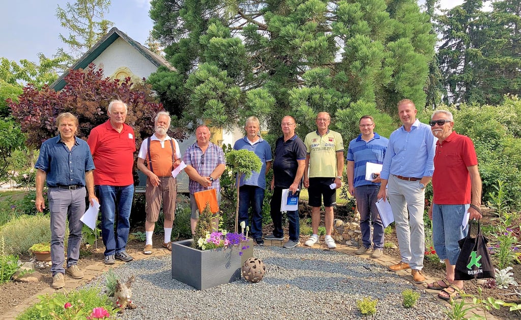 Die Jury nahm sorgfältig alle sechs Kleingärten unter die Lupe.