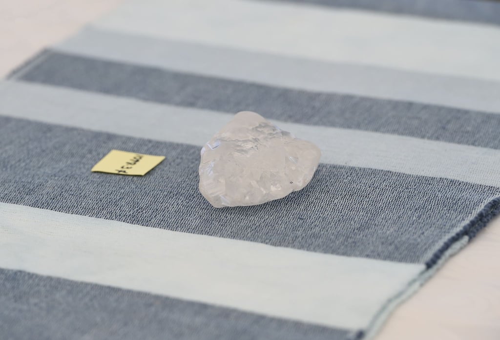 Einer der größten jemals gefundenen Diamanten ist in einem Bergwerk in Botsuana entdeckt worden.