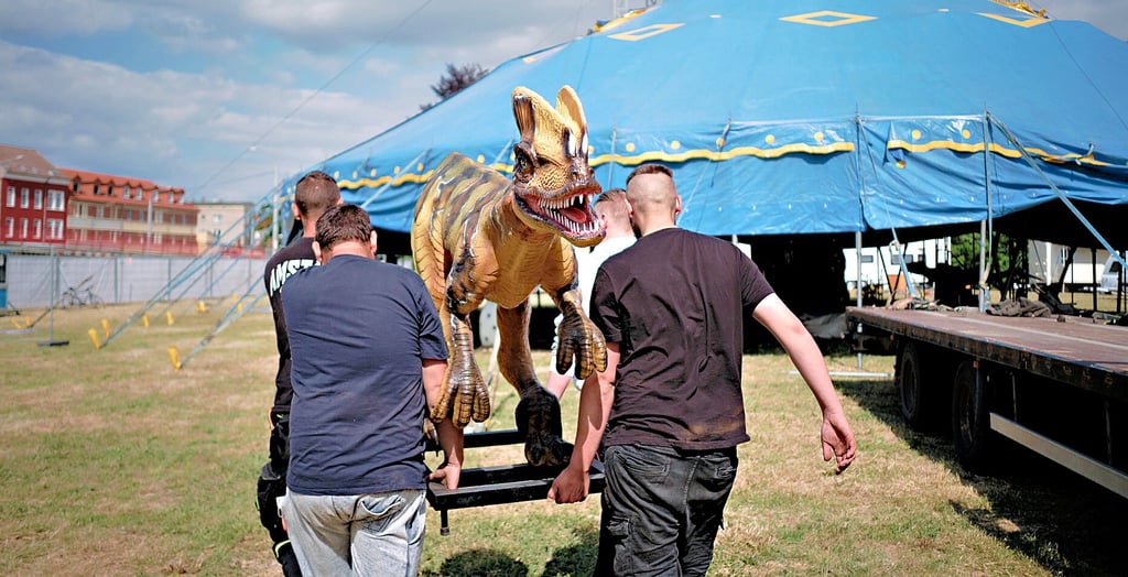 Die Figuren werden zum Teil mit Muskelkraft an ihren Ort ins Zelt getragen.