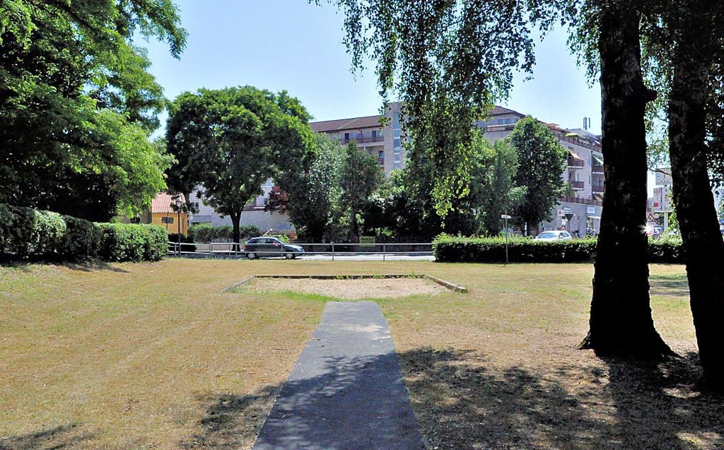Die Weitsprunganlage auf dem Harbig-Sportplatz. Eine unfallfreie Nutzung ist nicht mehr möglich, sagt die Stadt.