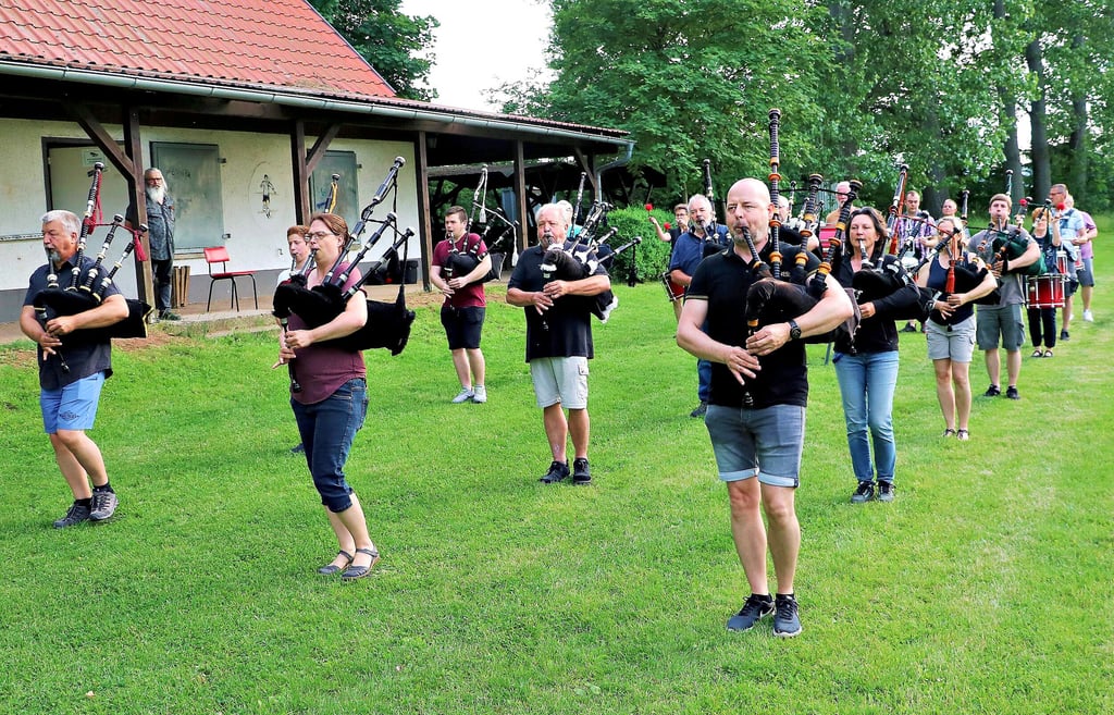 Auf dem Sportplatz in Hackpfüffel trainierten die „Barbarossa Pipes & Drums“ in den letzten Tagen eifrig für ihren großen Auftritt in Erfurt.