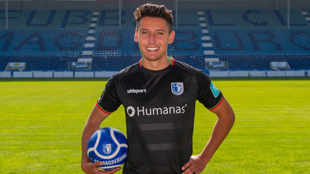 FCM-Zugang Maximilian Franzke präsentiert den neuen Trikotsponsor Humanas.