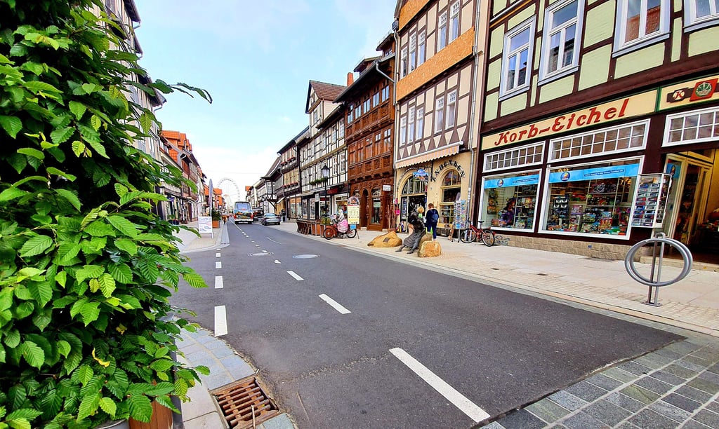 Die provisorische Asphaltdecke in Wernigerodes unterer Breiten Straße erfüllt zwar ihren Zweck, schön anzusehen ist sie allerdings nicht. Deshalb soll die Fahrbahn gepflastert werden. Die Arbeiten lassen aber auf sich warten.