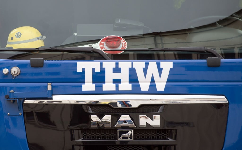 In einem LKW des Technischen Hilfswerks liegt ein Helm.