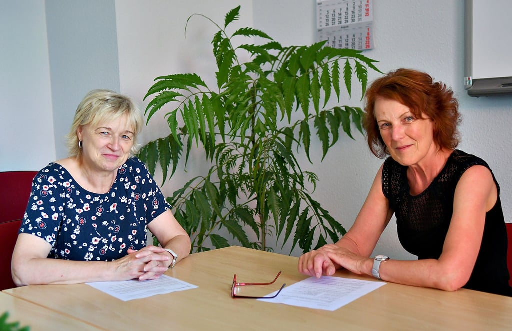 Bürgermeisterin Marlies Cassuhn (l.) plant mit ihrer Büroleiterin Christiane Pazdyka das große Fest am 2. Oktober 2021. Die beiden betonen, dass das Fest keien Stadtfest-Carakter haben soll.