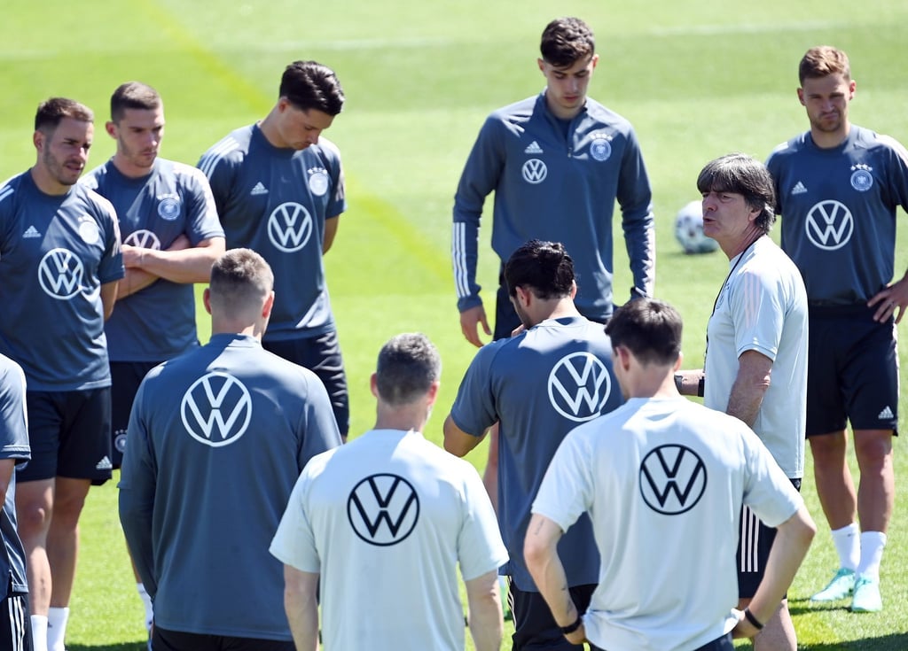 Bundestrainer Joachim Löw (2.v.r) wird wohl nichts radikal ändern.