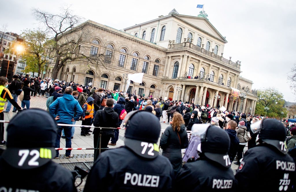 Polizisten sichern im November eine Demonstration der Initiative „Querdenken“ gegen die Corona-Maßnahmen auf dem Opernplatz in Hannover.