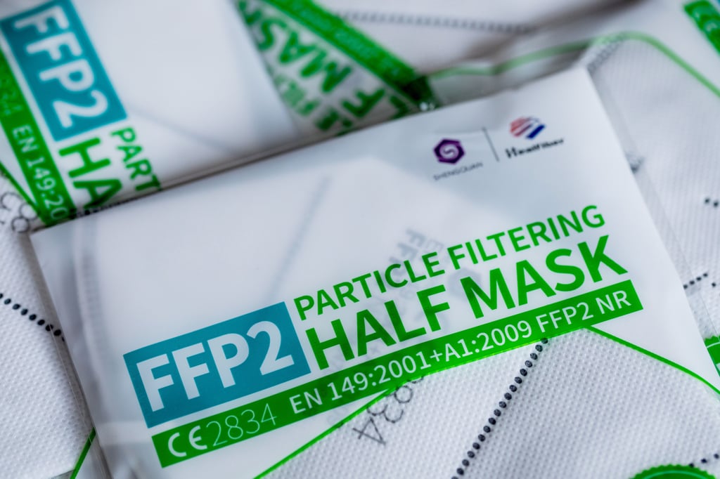 Verpackte FFP-2-Masken. Das Engagement der Bevölkerung wirkt: Die Zahl der erkannten Infektionen sinkt weiter.