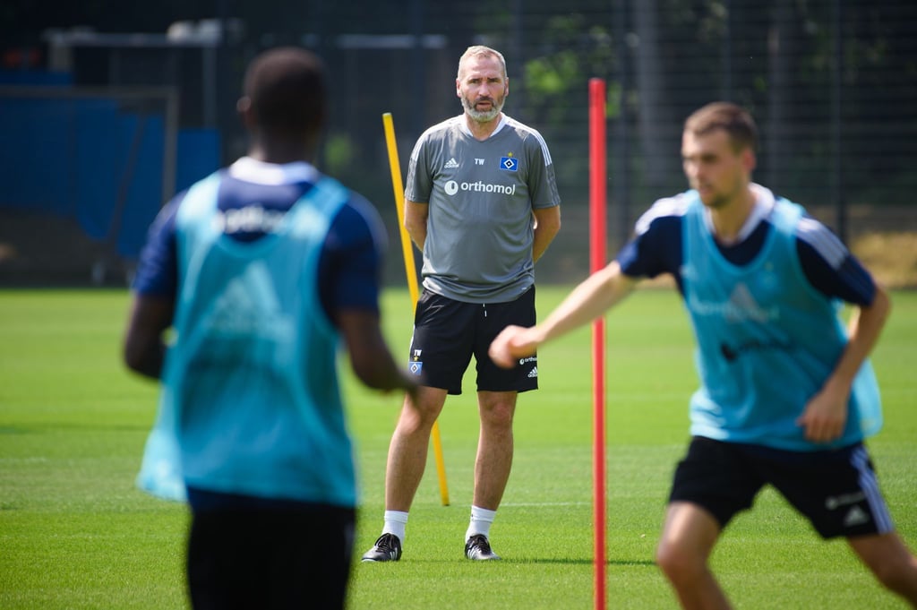 Trainer Tim Walter (M) beobachtet seine Spieler beim Training.