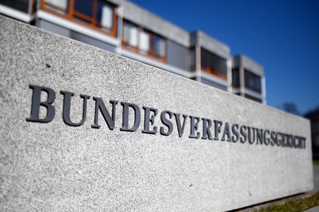 Aussenaufnahme des Bundesverfassungsgerichts mit Schriftzug