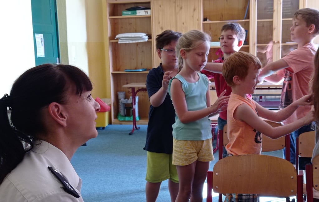 Polizistin Juliane Gobel nimmt die Zweitklässler mit auf die Reise bei einer Gefühlsmassage in der Grundschule Gerwisch.