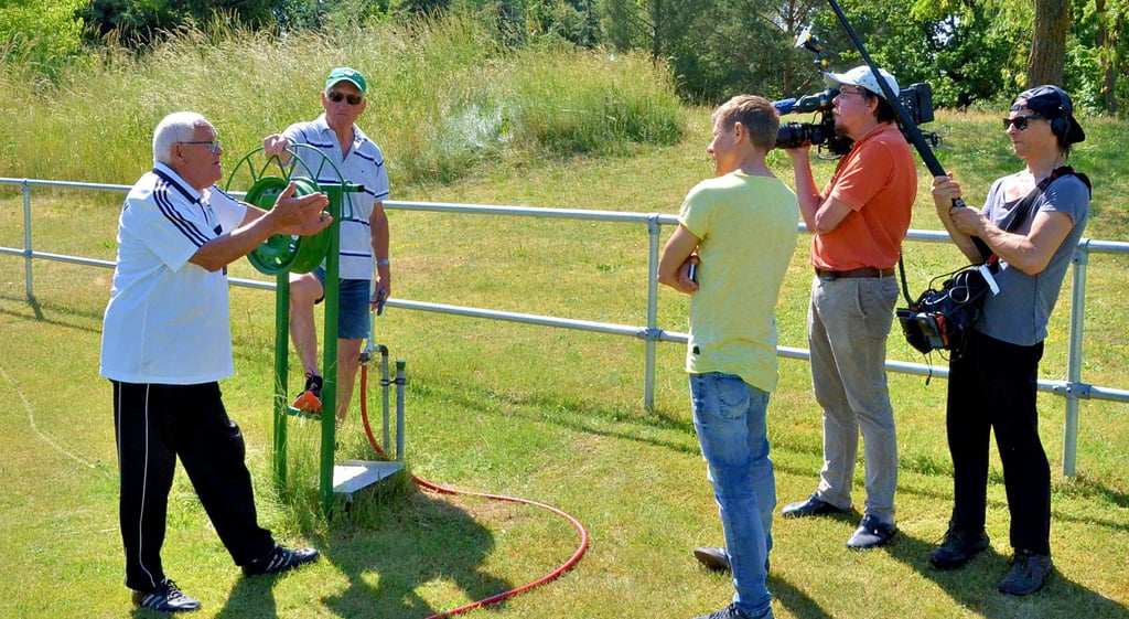 Alwin Ritter und Wolfgang Kuhlen von der "Rentnerbrigade" des SSV berichten dem MDR-Team von ihrer ehrenamtlichen Arbeit auf dem Fußballplatz.