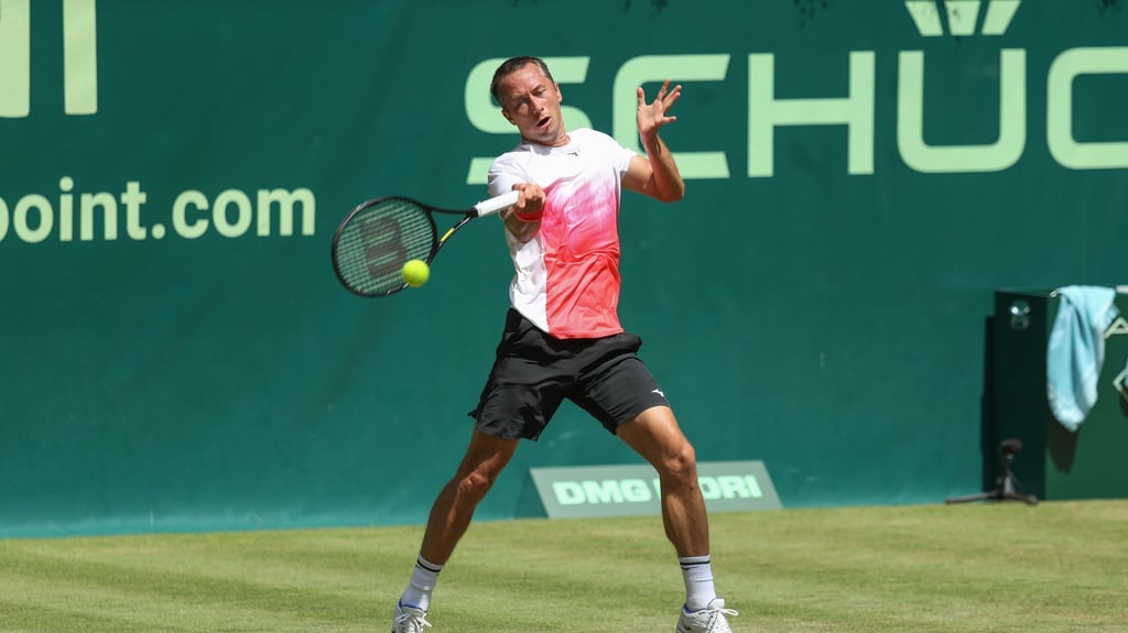 Philipp Kohlschreiber schlägt eine Vorhand.