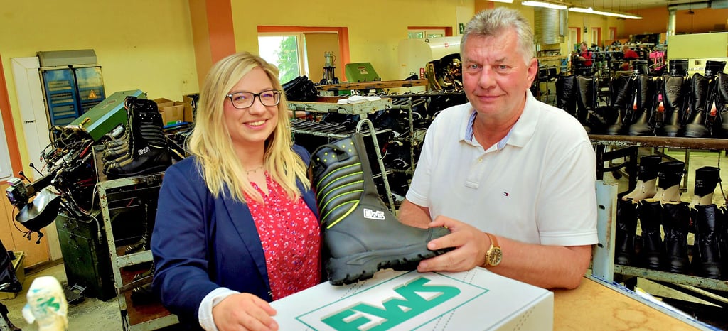 Influencerin Marie Trappen und Firmeninhaber Jörg Schlichting präsentieren den neuen patentierten Feuerwehrstiefel.