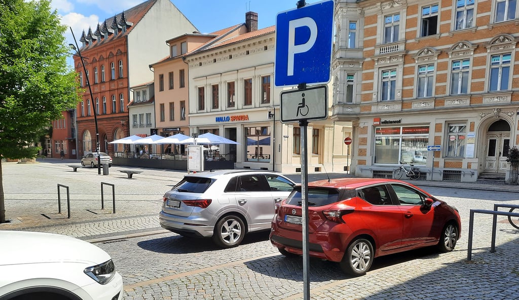 Vor dem Stadthaus 2 am Markt in Stendal wurde ein neuer Behindertenparkplatz ausgewiesen.
