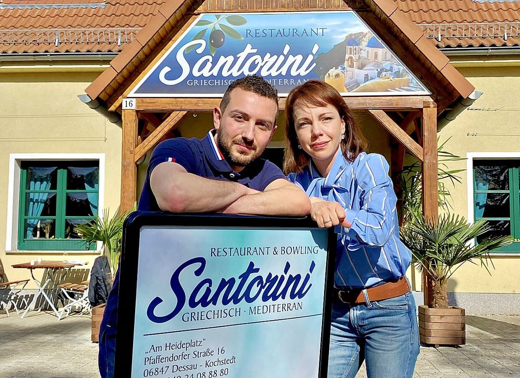 Kristina Urbach betreibt in Köthen, Dessau und Leipzig Restaurants. Hier steht sie mit Panagiotis Sofianidis vor dem „Santorini“ in Kochstedt.