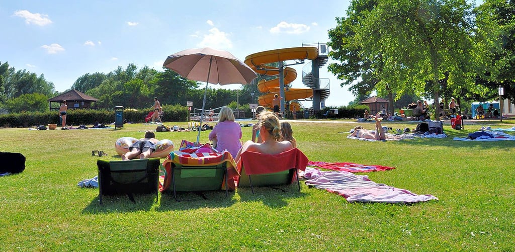 Im Salzwedel Freibad ist die Stimmung ausgelassen. Familie Schulz-Wode genießt den blauen Himmel und ein kühles Eis am Stiel.